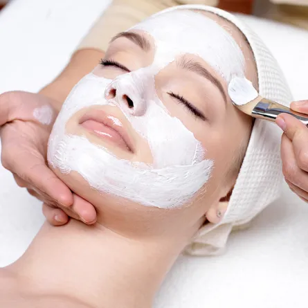 فوائد اللبن تجبركِ تطبيقه على الوجه