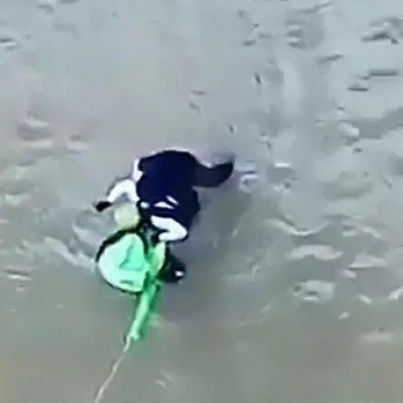 بالفيديو.. شابة تنجو من الموت بأعجوبة من أعلى جسر في بوليفيا