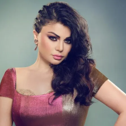 بالفيديو: هيفاء وهبي هزمت بطل العالم في الإسكواش بعد استئذان زوجته!!