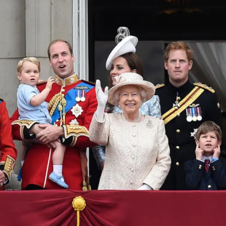 من "مليّن" حذاء الملكة الى حارس الطوابع البريدية.. تعرفوا الى أغرب الوظائف في قصر باكينغهام!