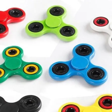 حقيقة لعبة «سبينر» الرائجة.. علاج لـ«التوتر» أم «مضيعة للوقت»؟