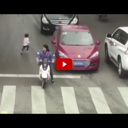 بالفيديو.. طفلة بسبعة أرواح!