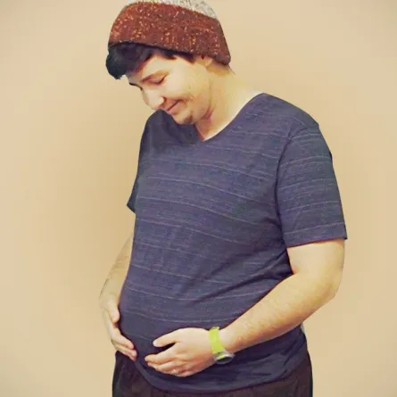 رجل حامل يثير الجدل