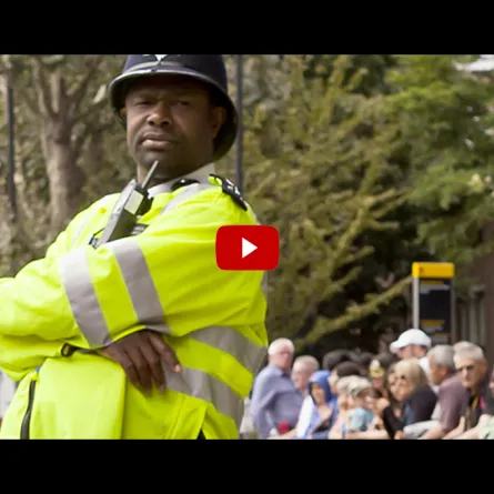 بالفيديو.. ما الذي جعل هذا الشرطي ذا شهرة كبيرة؟