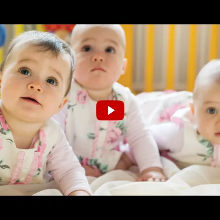 بالفيديو.. ماذا فعل الأطفال التوائم لمنع والدهم من الذهاب للعمل؟