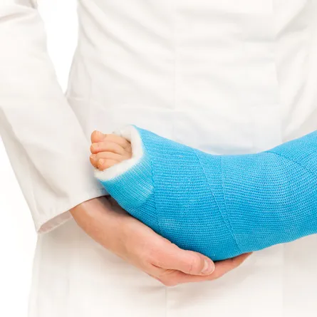 زوج يكسر قدمي زوجته!