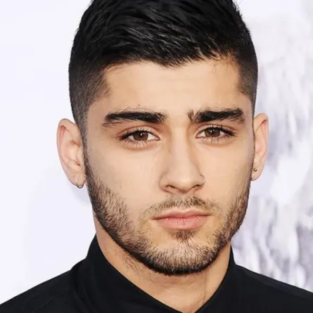 بالصور: زين مالك يزور حبيبته على كرسي متحرك