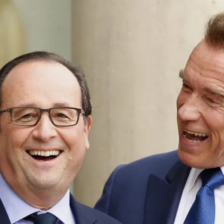 قبل أيام من انتهاء ولايته... فرنسوا هولاند يكرم أرنولد شوارزنيغر