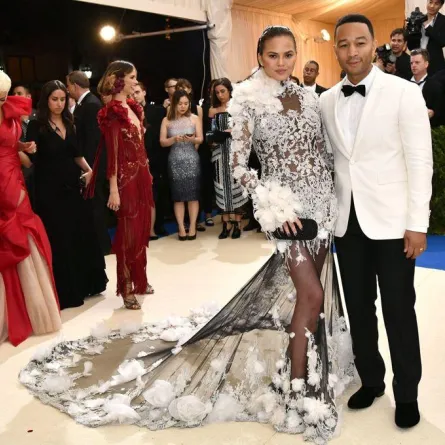 سيلفي تخترق القوانين في حفل الـ Met Gala وتظهر حبيب كيندل جينير الجديد