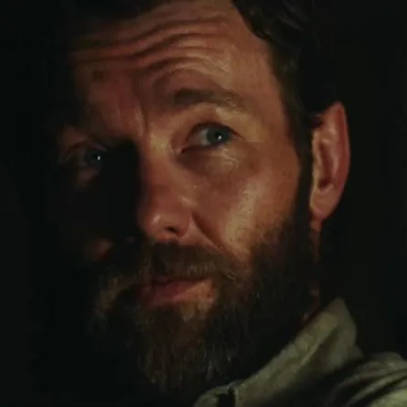 بالفيديو : جنون الإرتياب يقتل الجميع في  "It Comes at Night"