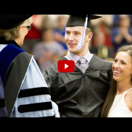 بعد رحلة علاجية صعبة.. يعود إلى الأضواء بإرادة الحب