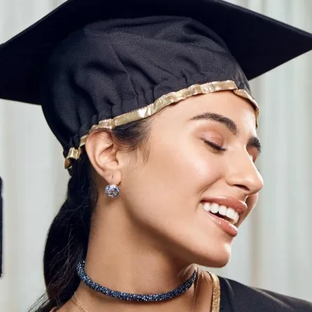 يوم التخرّج بتوقيع دار سواروفسكي ومجوهراتها المتألّقة