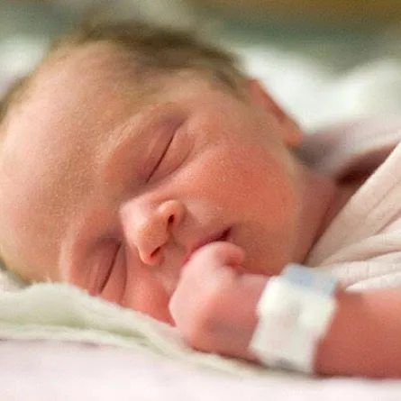 سعودية تلد في سيارة زوجها بعد رفض مستوصف خاص علاجها