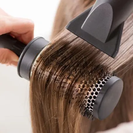 بالفيديو... هذا ما فعله مصفف شعر لشفاه فتاة ؟