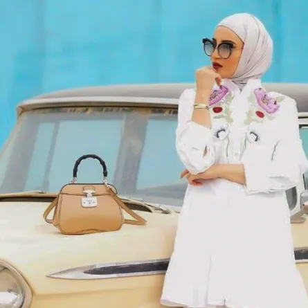 دلال الدوب فاشينيستا أنيقة بالأبيض