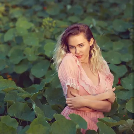 لن تصدقوا.. مايلي سايرس تعود بحلّة جديدة و"نظيفة"!