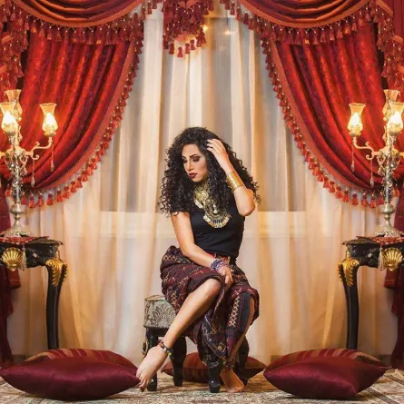 بالصور: الفنانة ياسمين جمال تبتكر طريقة جديدة للاحتفال بالطلاق