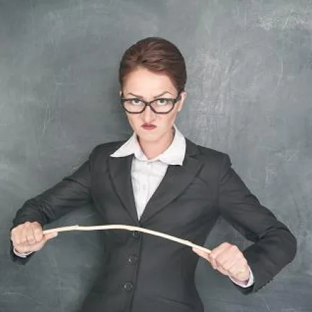 التحقيق مع معلمة صفعت طالبة مصابة بالسكري