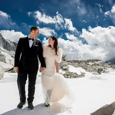 عروسان يعقدان قرانهما على قمَّة إفرست