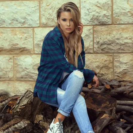 بالصور: باميلا الكيك تلهمك إطلالات شبابية عصرية