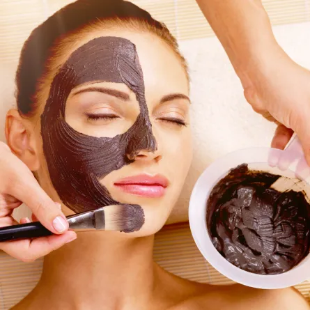 قناع الفحم لعلاج حبّ الشباب