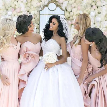 عارضة إيرانية تحظى بزفاف الأحلام و4 فساتين زفاف!