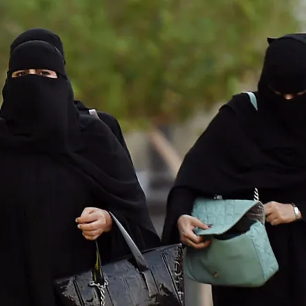 فتيات يهاجمن سيارة "متحرشين" في السعودية