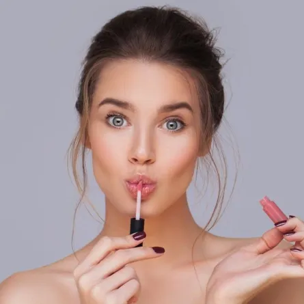 ما علاقة لون أحمر الشفاه بلون الصدر؟