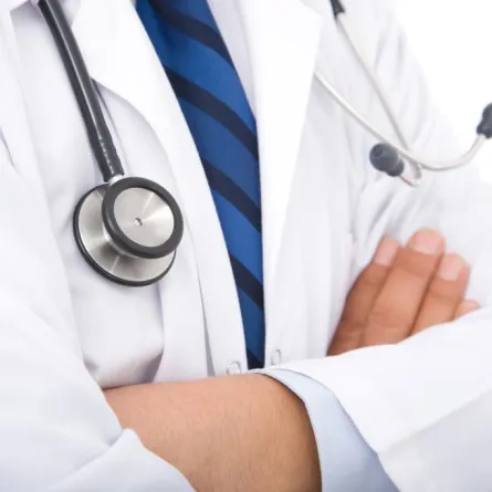 طبيب سعودي يعالج المرضى بـ "قارورة ماء"!