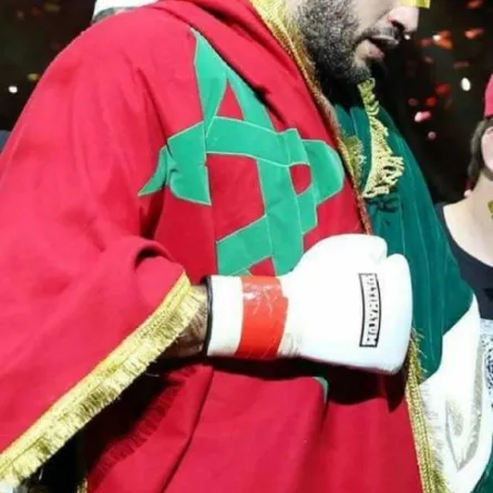 المقاتل العالمي بدر هاري، يشترط زنزانة كبيرة