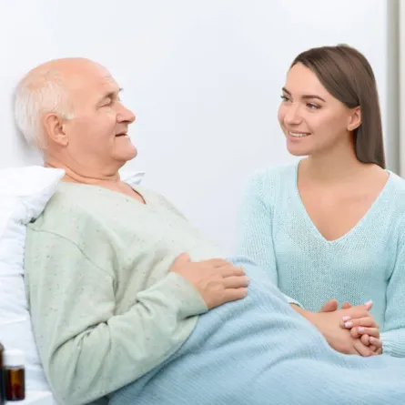 "اتيكيت" عيادة المريض.. وزيارته في المشفى غير مستحبّة