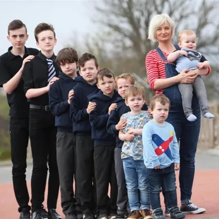 سيِّدة تبلغ "37 عاماً" تنجب 10 أبناء من الذُّكور