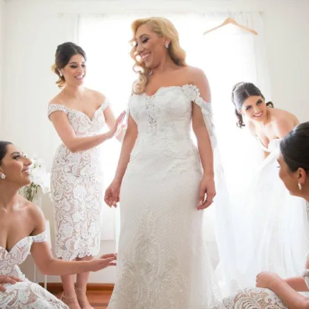 عروس تطلب من المدعوِّين الخضوع للتَّجميل