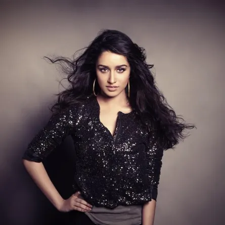 10 إطلالات من شرادها كابور مليئة بالأنوثة!