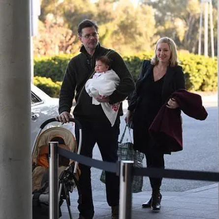 بالفيديو .. برلمانية تدخل التاريخ كأول سيدة ترضع طفلتها داخل المجلس