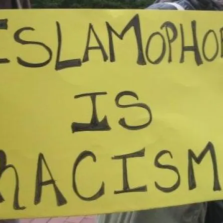 بالفيديو: أمريكيّة تهين امرأة عربيّة لأنّها مسلمة