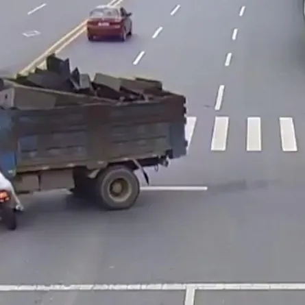 بالفيديو: سائق دراجة ناريّة ينجو من الموت بأعجوبة