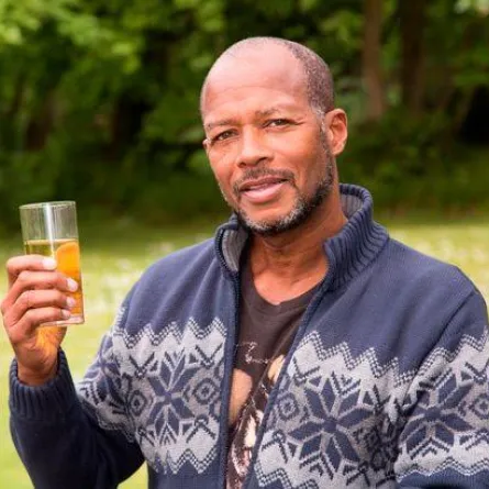 كي يتخلّص من وزنه الزائد شرب بوله لستّة أعوام..والنتيجة!