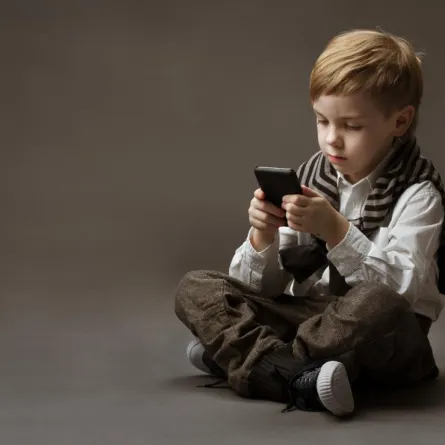 لماذا عليك إعطاء طفلك هاتفاً محمولاً؟