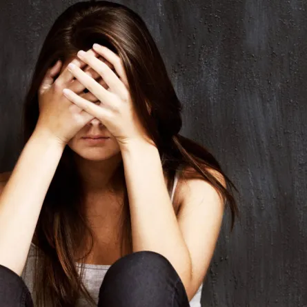 بالفيديو: شاب يمنع فتاة من الانتحار في اللحظات الأخيرة