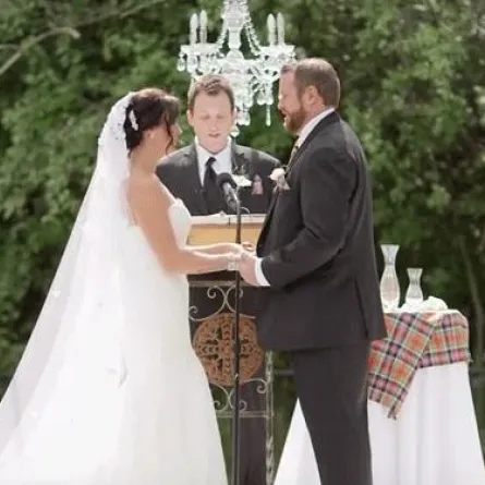 عريس يصفع عروسه في مراسم الزفاف!