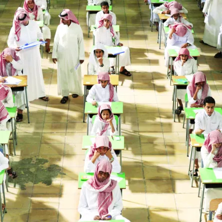 بالصور.. معلم سعودي "يُنجِح" طلابه احتفالاً بزواجه!