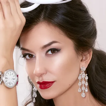 أجمل الساعات باللون الأحمر المتوهّج