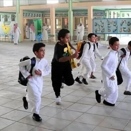 قائد مدرسة يُدير دفة الاختبارات في أيام عزاء والدته