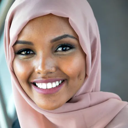 أول محجبة عضوة لجنة تحكيم بمسابقة جمال أمريكية