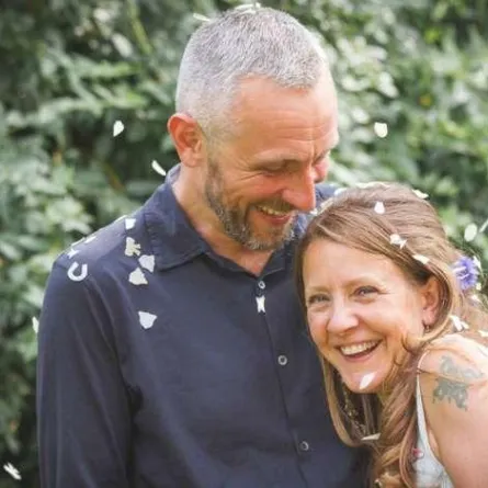 زوج حزين يغفو مع زوجته الميتة لمدة 6 أيام.. والسبب!