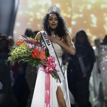 بالصور.. عالمة في المراقبة النووية تتربع على عرش جمال أمريكا