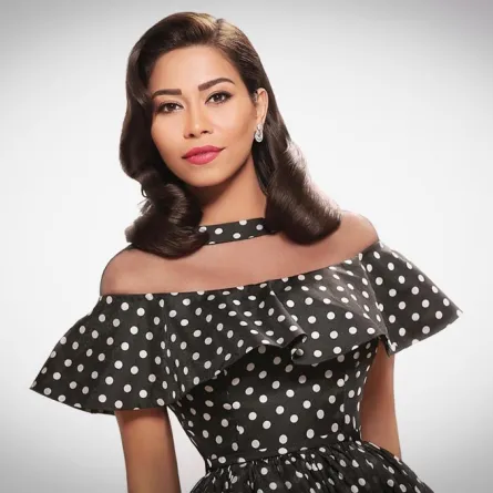 بالصور : شيرين عبد الوهاب تميل إلى الملابس الكلاسيكية