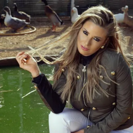 باميلا الكيك متمرّدة حتى في إطلالاتها