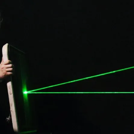 علماء روس يبتكرون "مرآة لا تعكس الضوء"